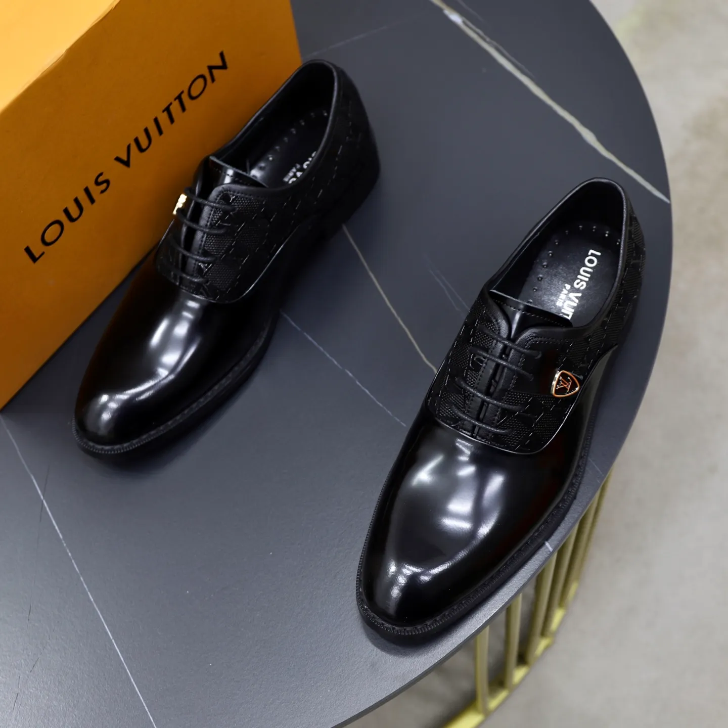 Ex-factory price: 500💰🙅‍♂️🙅‍♂️🙅‍♂️ Brand: LV Louis Vuitton Standard code: Men's size 38-44 (45 can be customized) Grade: Same style as the official website Original order quality Material: Original cowhide surface Comfortable cowhide lining Original outsole Style category: Men's fashionable casual leather shoes Distinguished big-name luxury elements Top luxury Color: actual picture color
